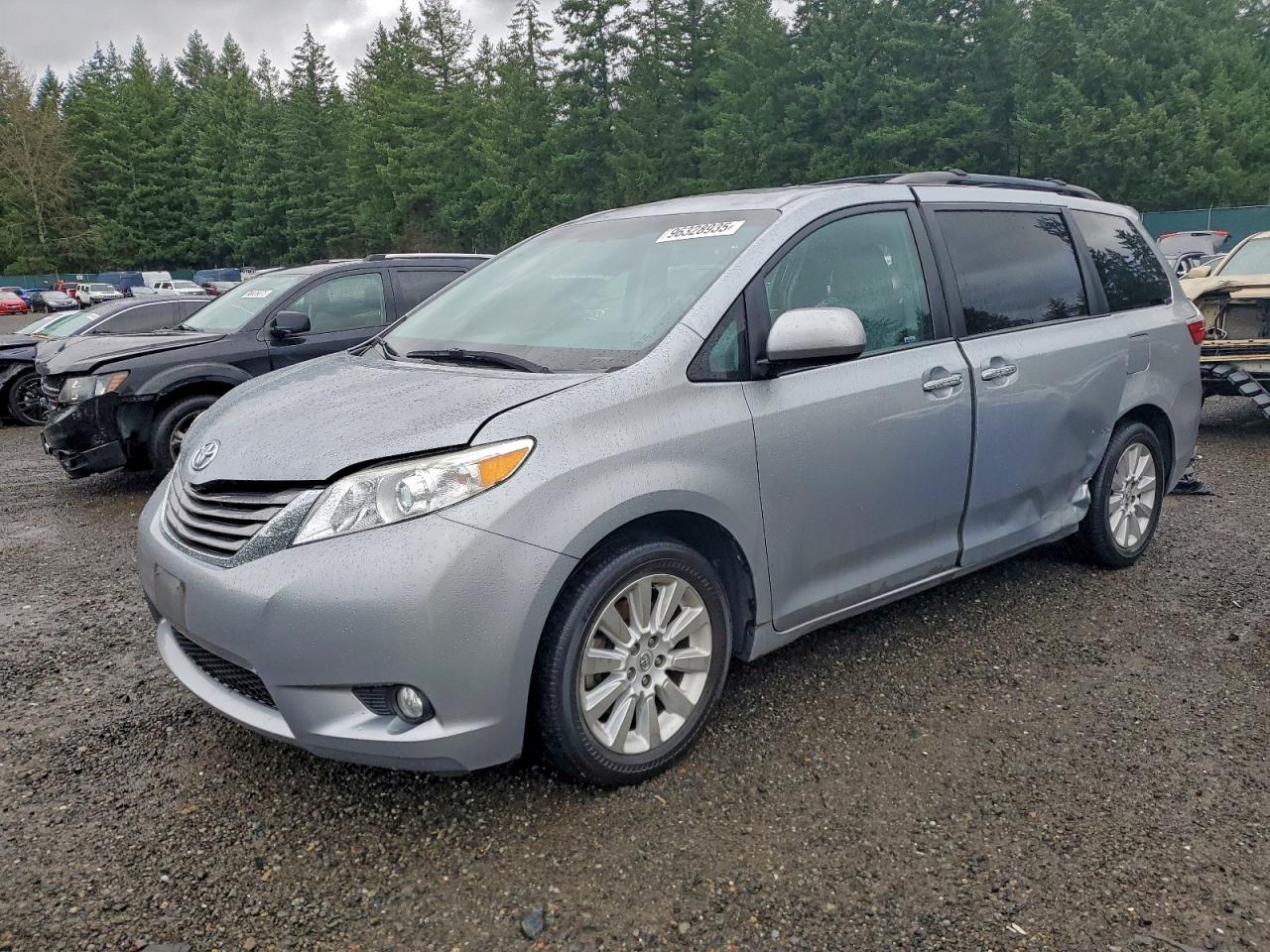 TOYOTA SIENNA XLE 2015