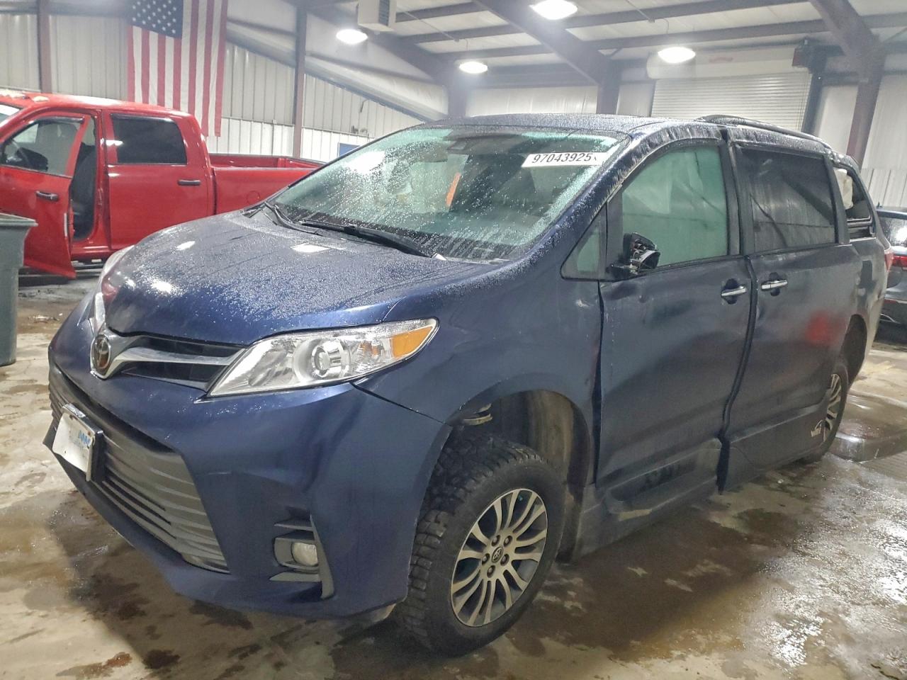 TOYOTA SIENNA XLE 2020