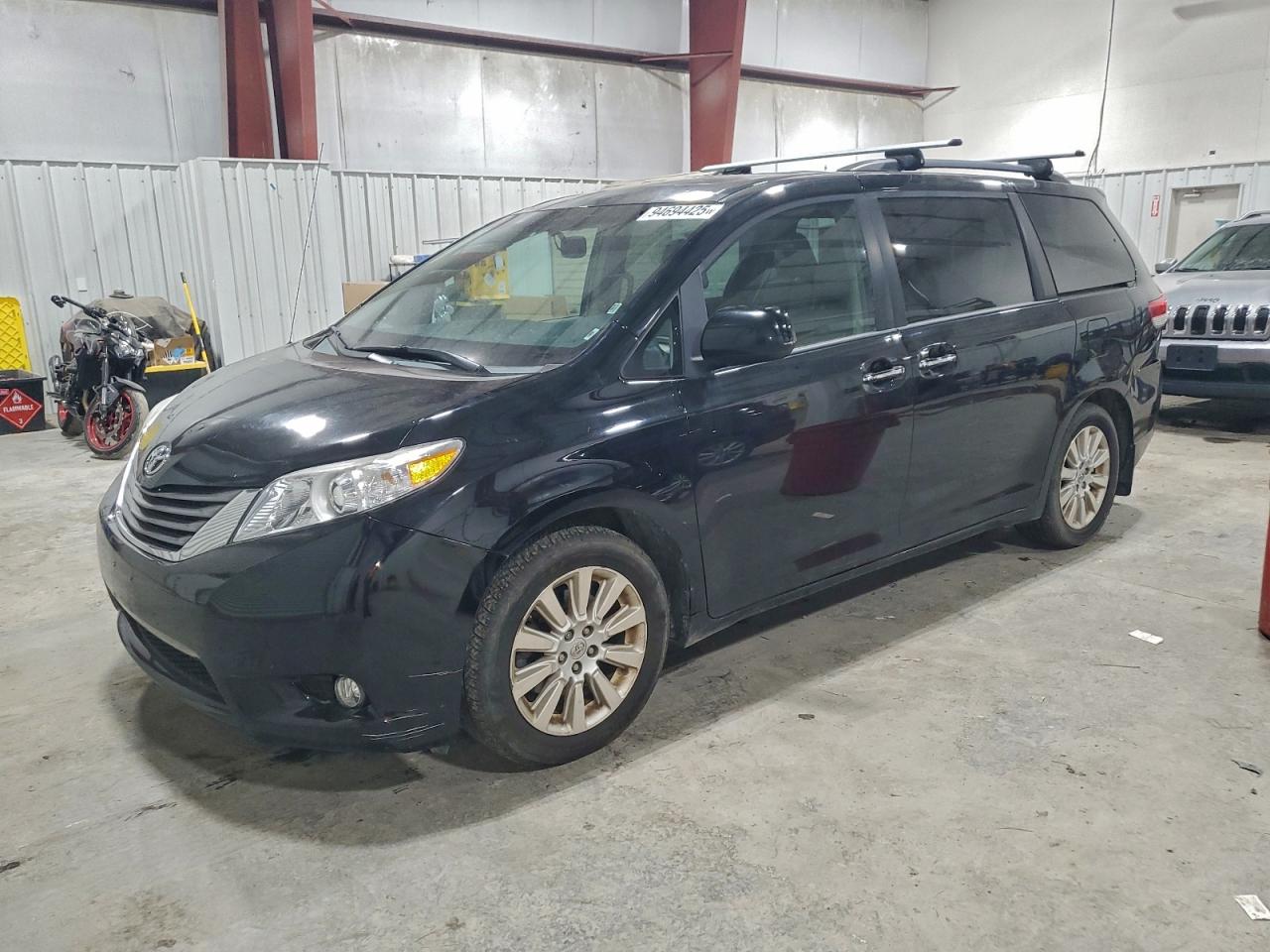TOYOTA SIENNA XLE 2013
