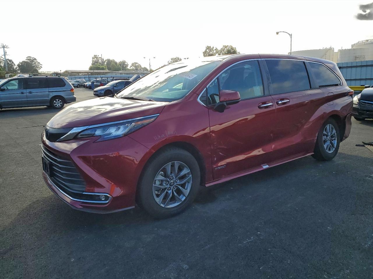 TOYOTA SIENNA XLE 2021