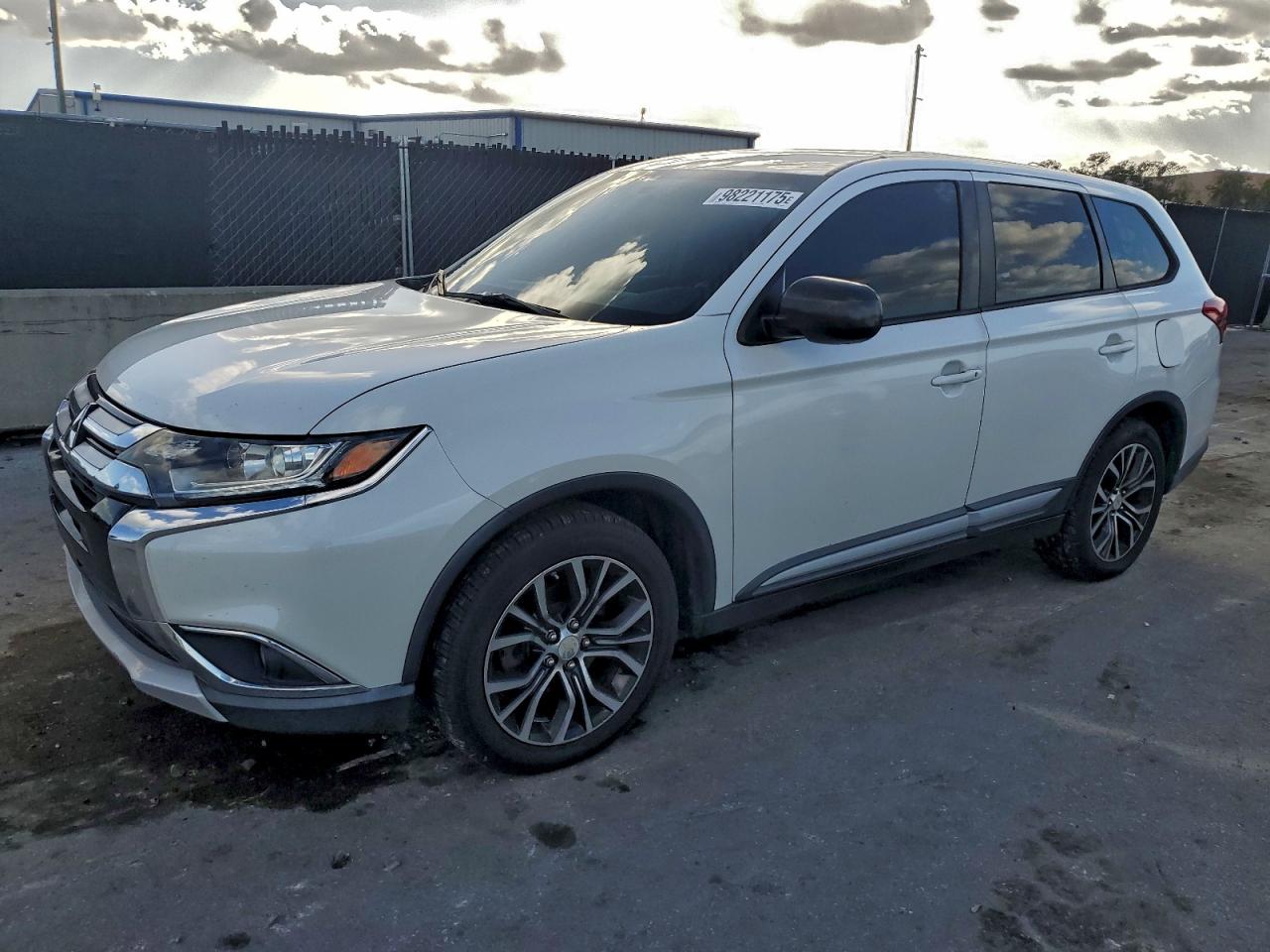 MITSUBISHI OUTLANDER 2016