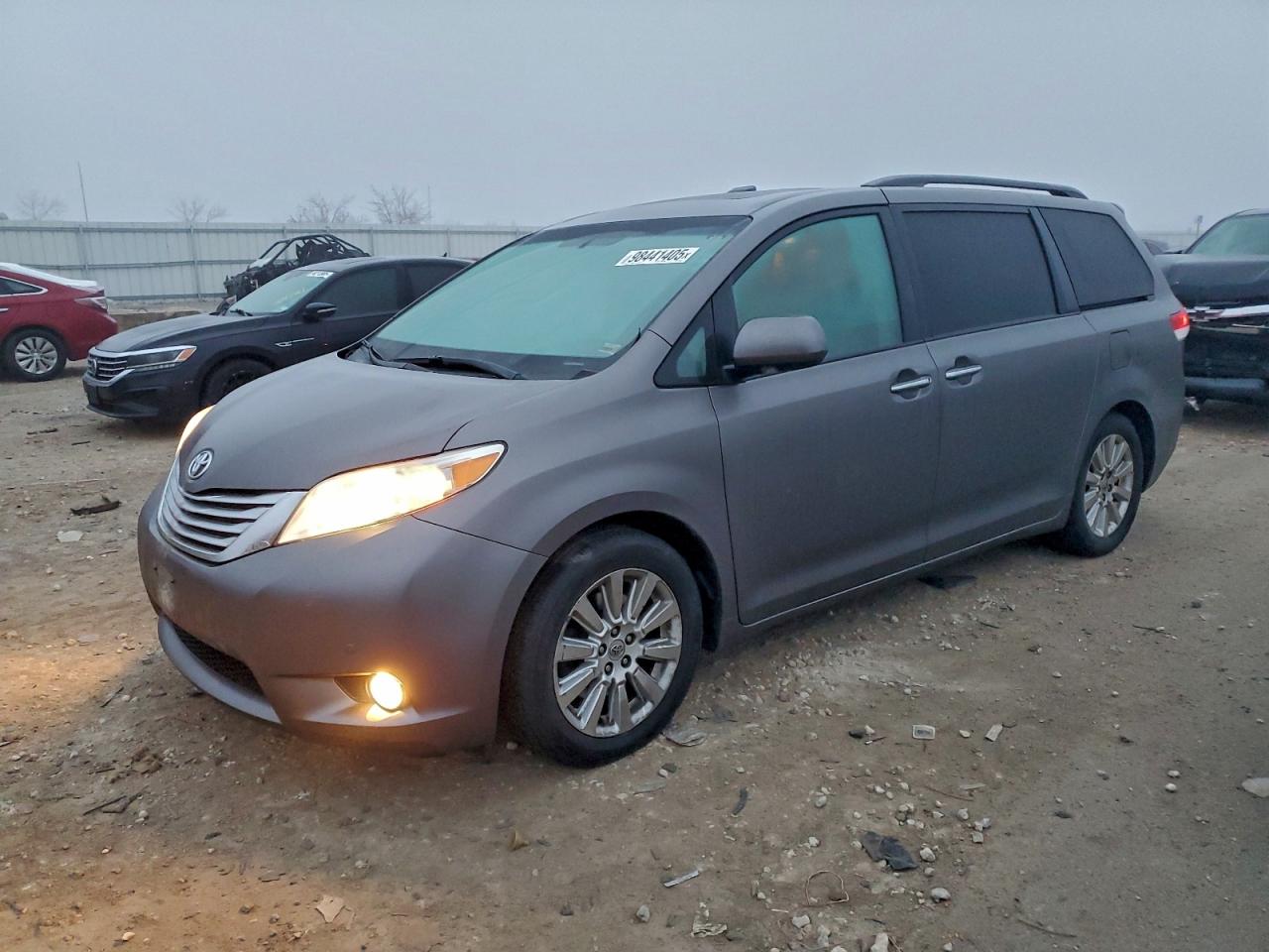 TOYOTA SIENNA XLE 2011