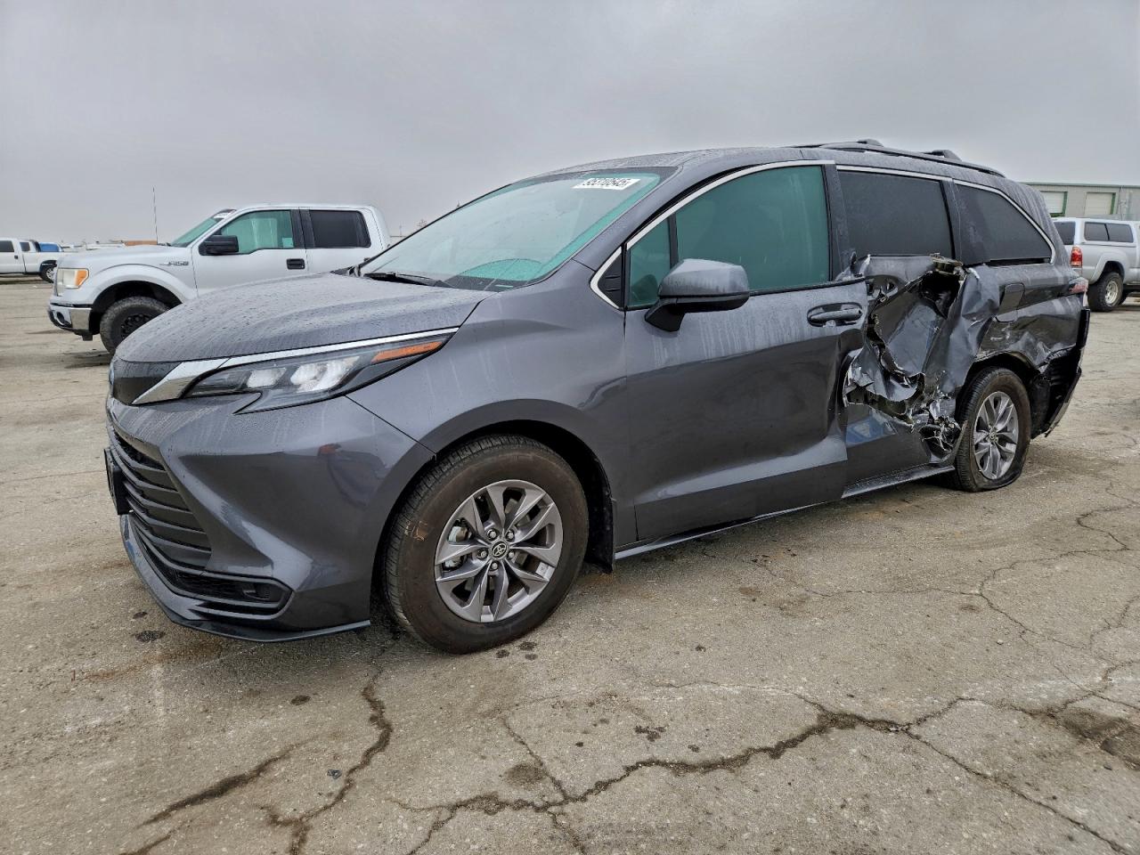 TOYOTA SIENNA LE 2025