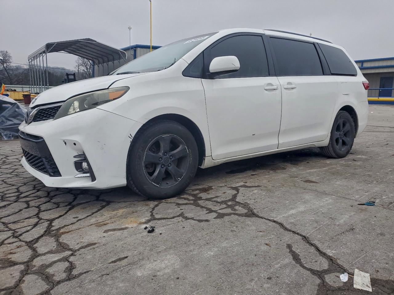 TOYOTA SIENNA LE 2015