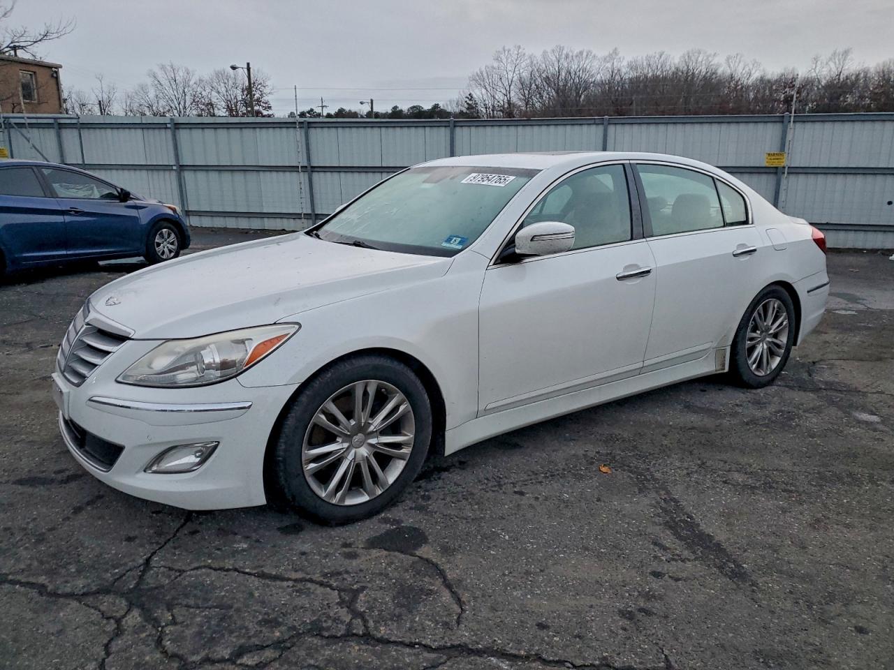 HYUNDAI GENESIS 3. 2012
