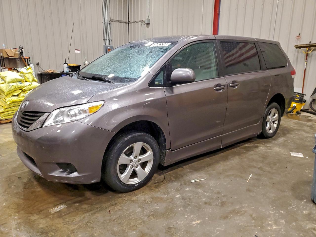 TOYOTA SIENNA LE 2011
