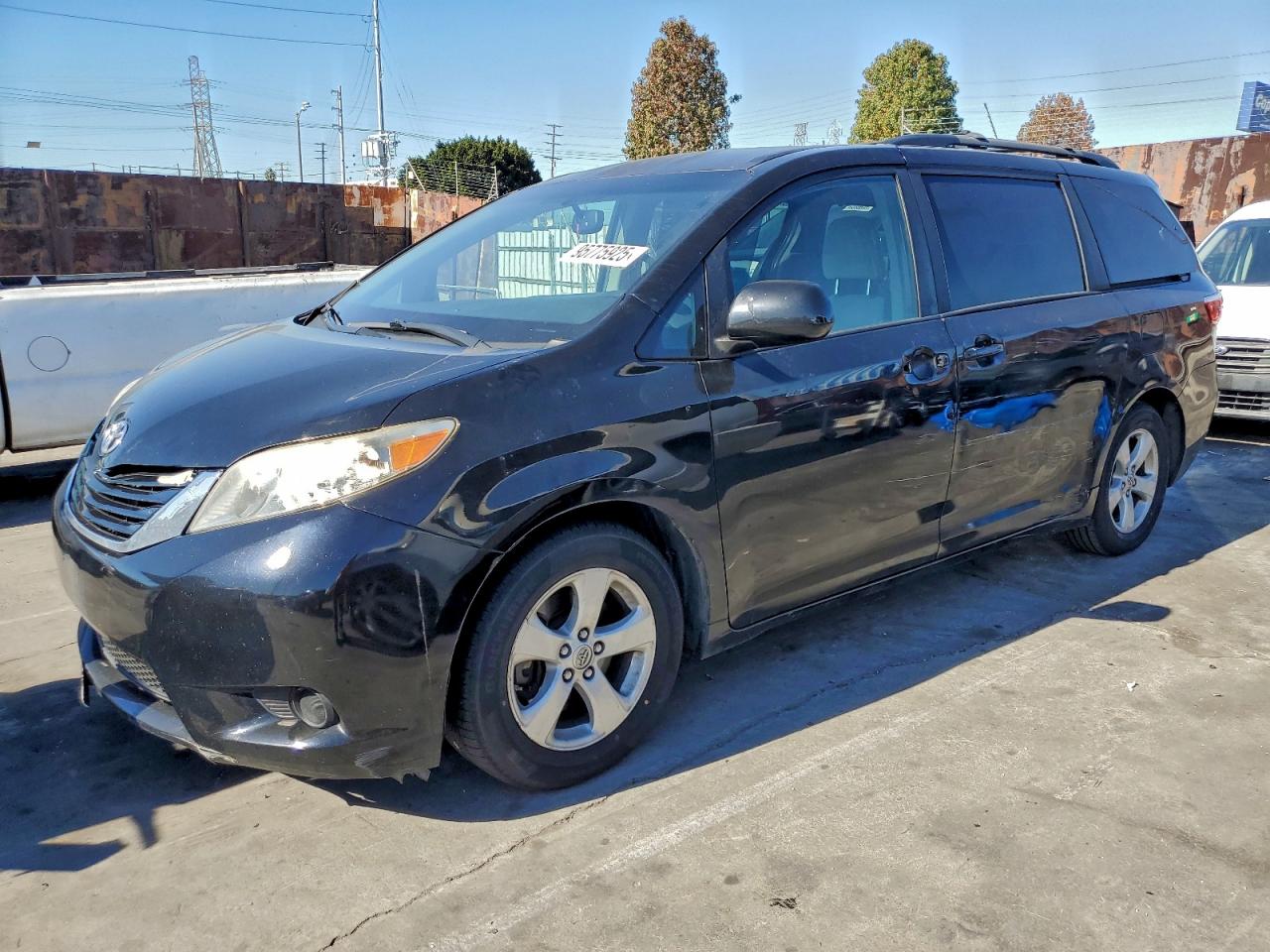 TOYOTA SIENNA LE 2015