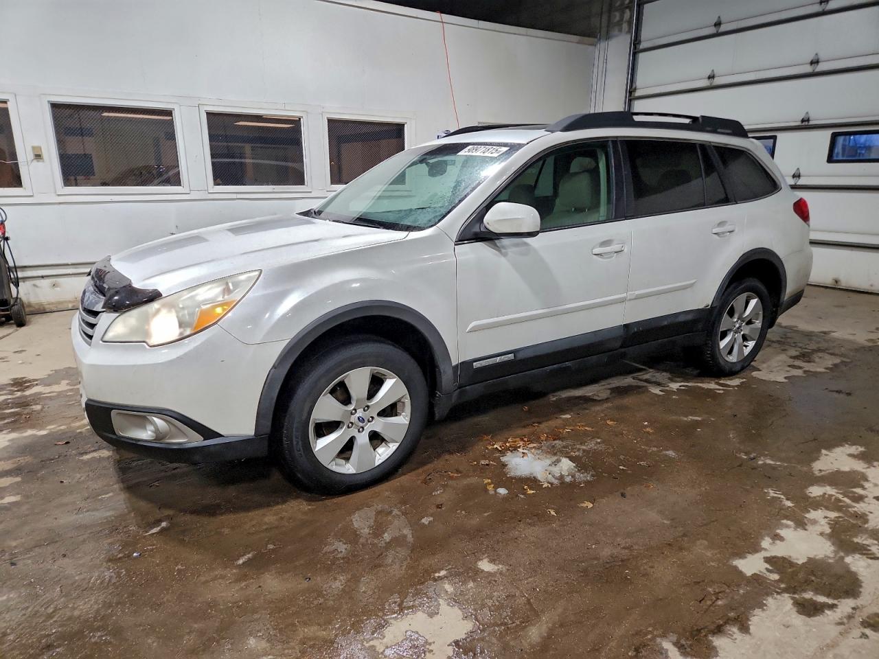 SUBARU OUTBACK 2. 2011