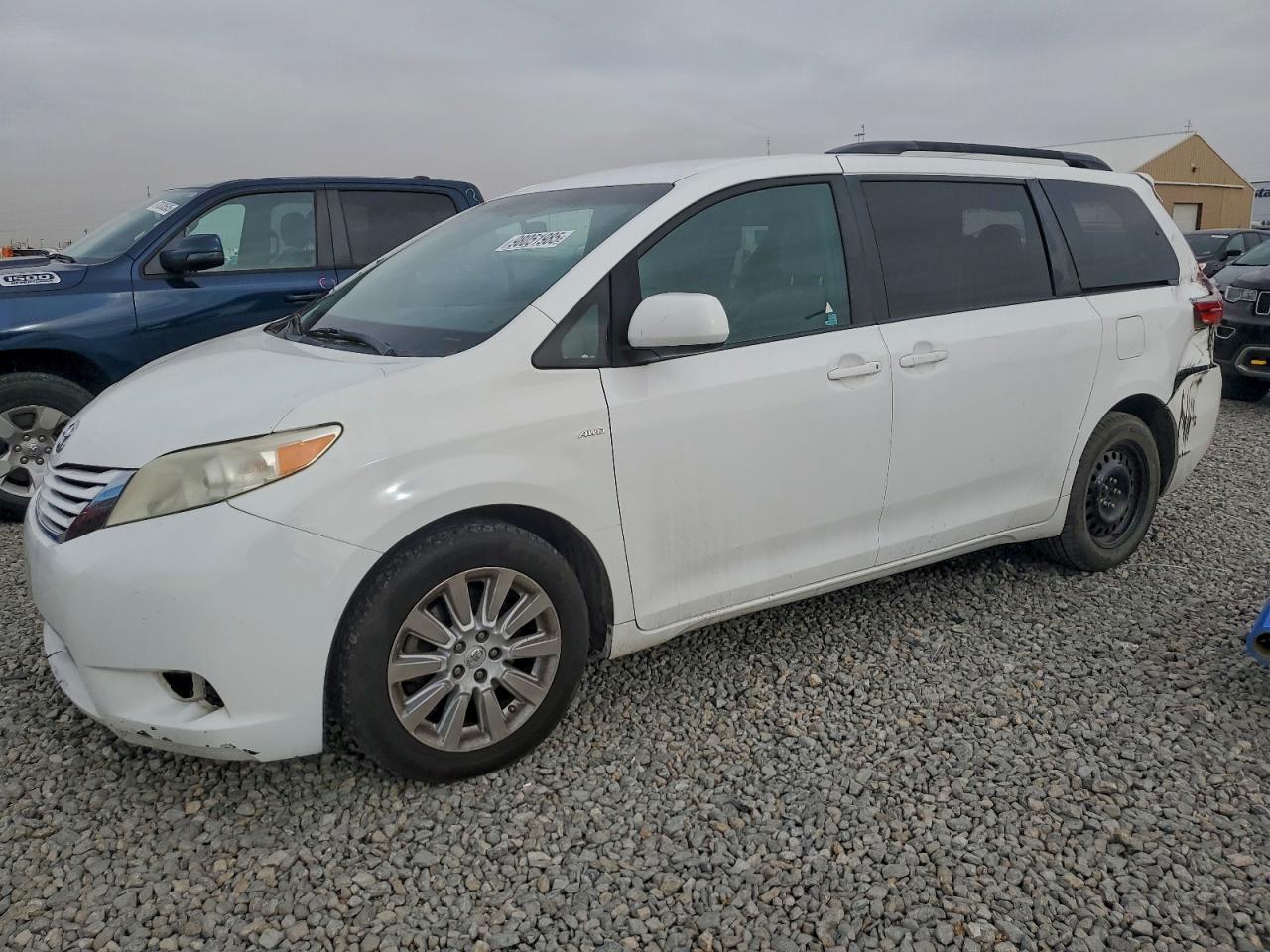 TOYOTA SIENNA 2016