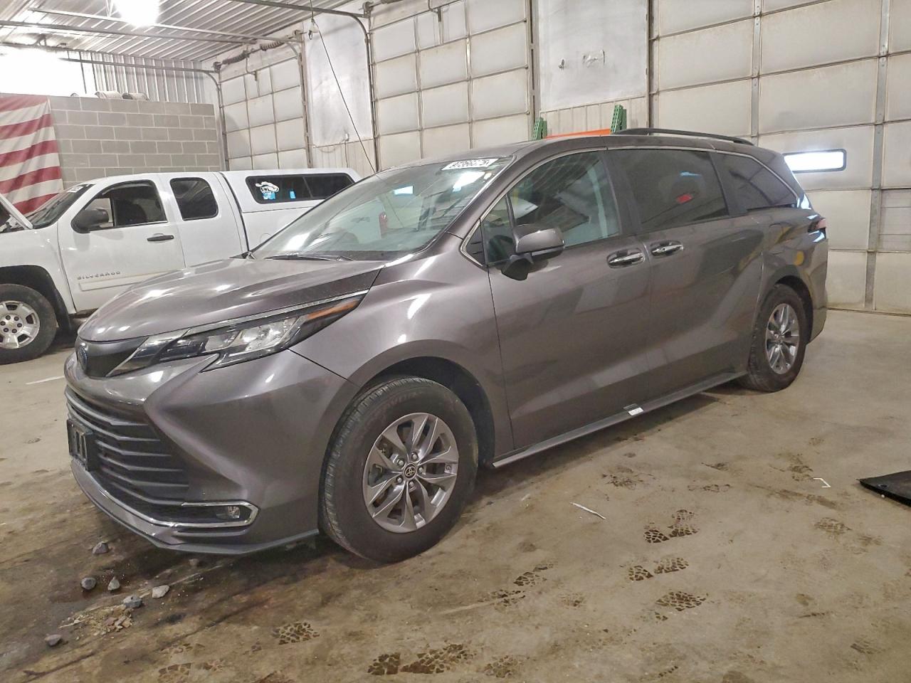 TOYOTA SIENNA XLE 2023