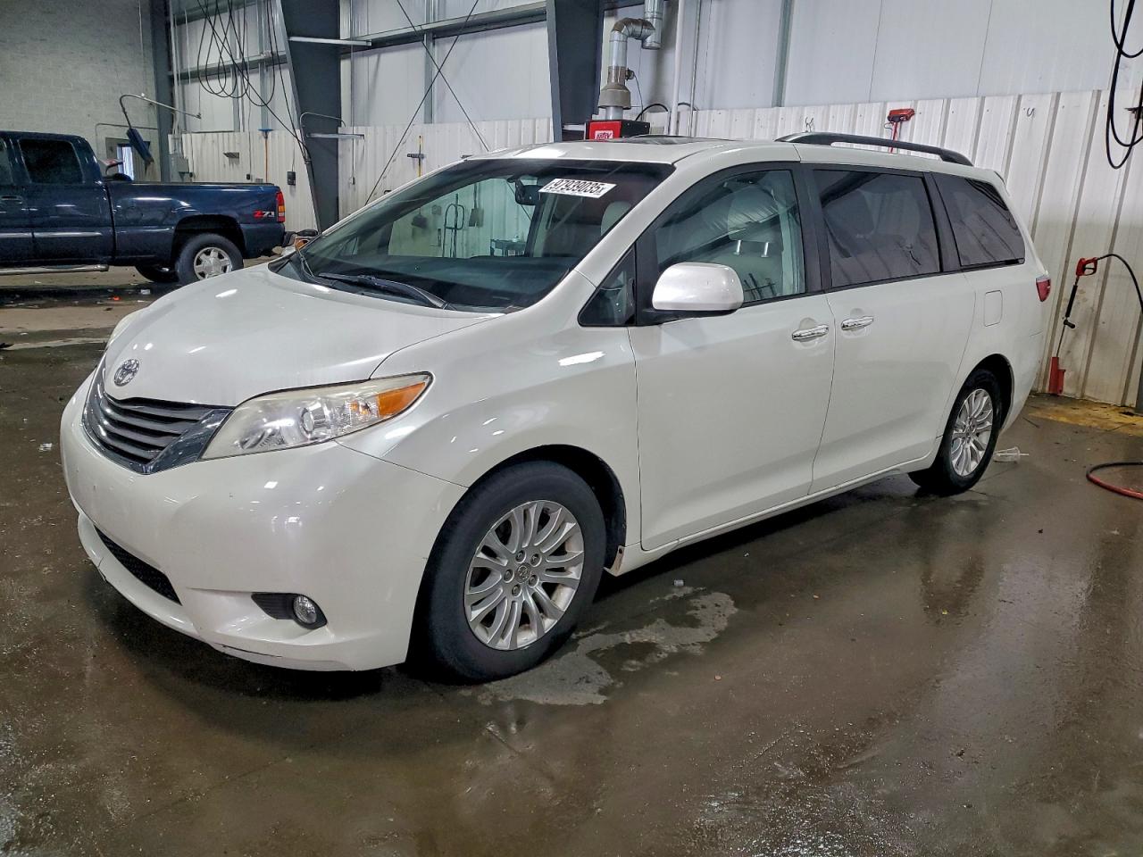 TOYOTA SIENNA 2016