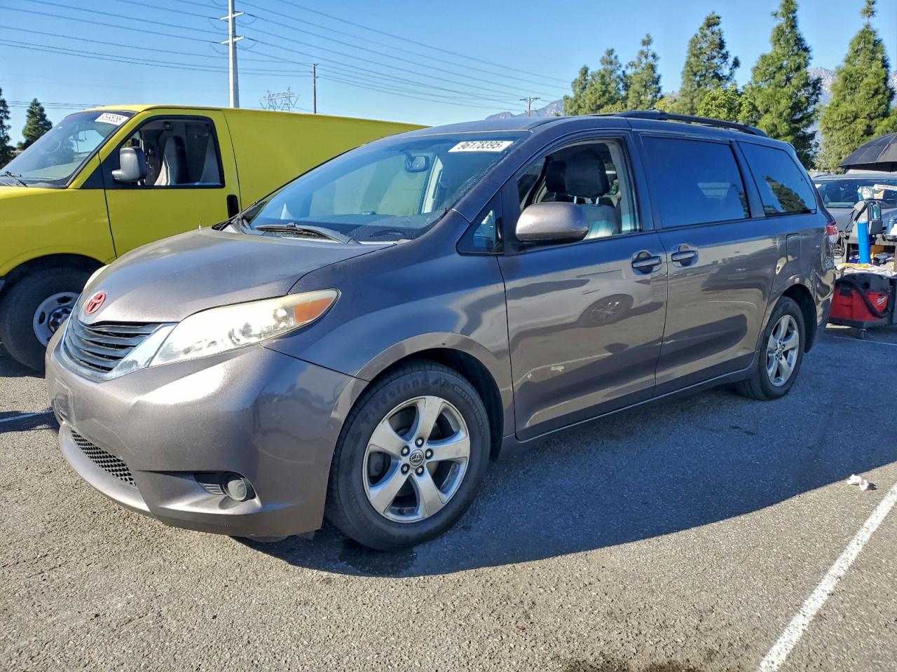 TOYOTA SIENNA LE 2014