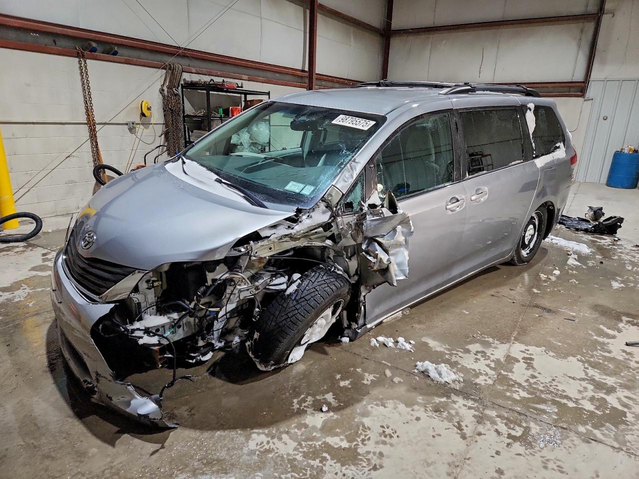 TOYOTA SIENNA LE 2011