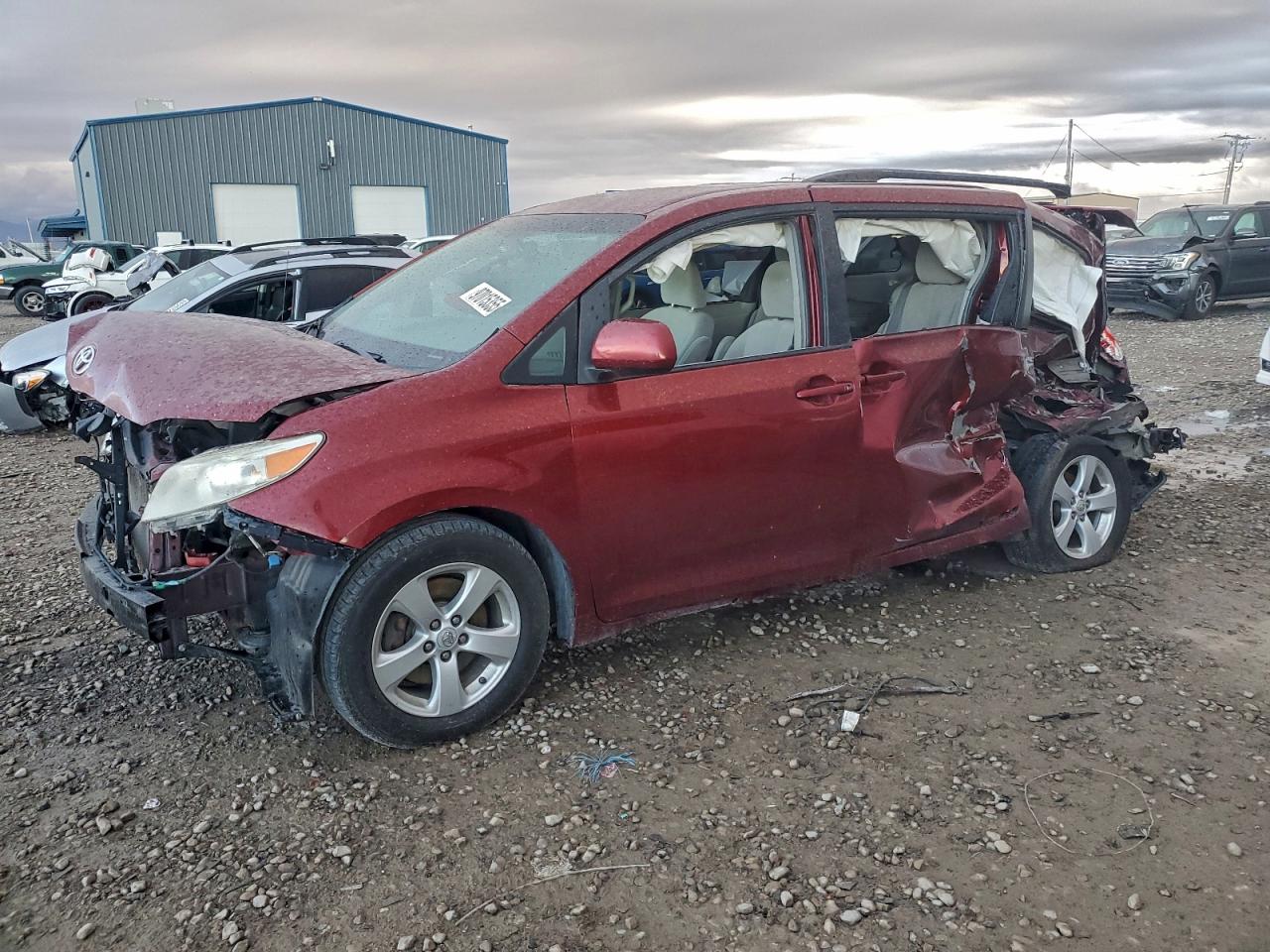 TOYOTA SIENNA LE 2011