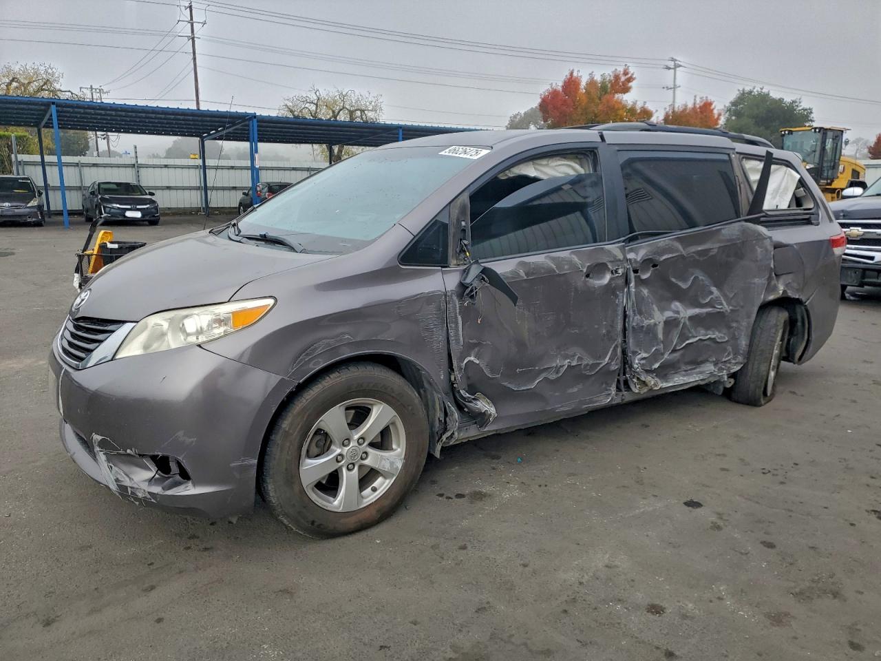 TOYOTA SIENNA LE 2013