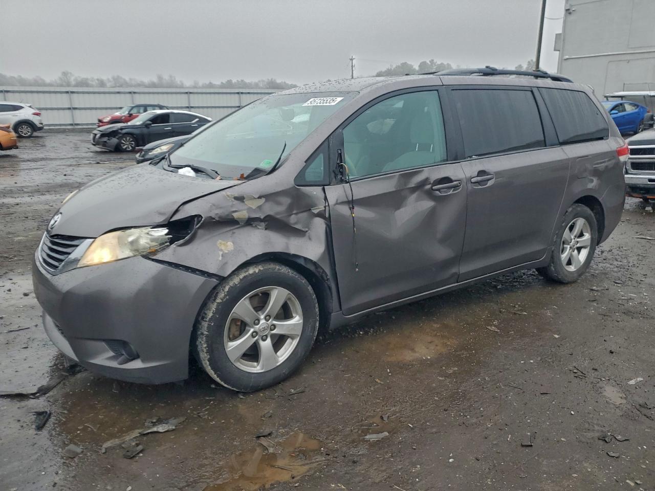 TOYOTA SIENNA LE 2013