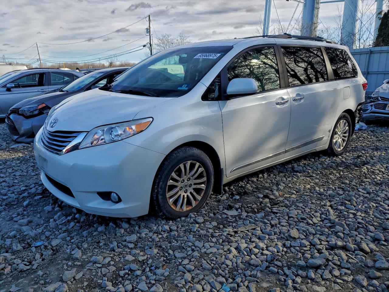 TOYOTA SIENNA 2016