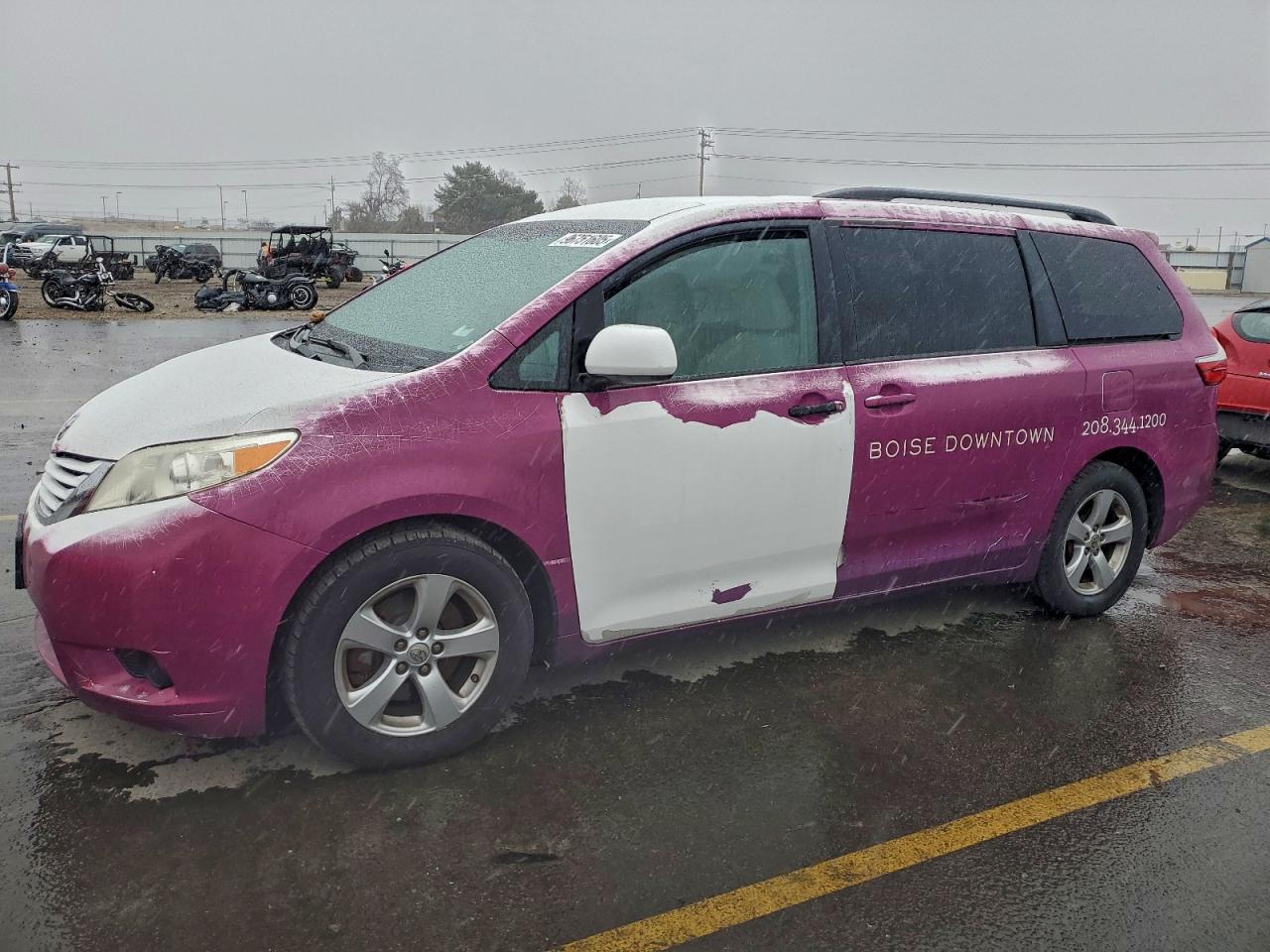 TOYOTA SIENNA LE 2015