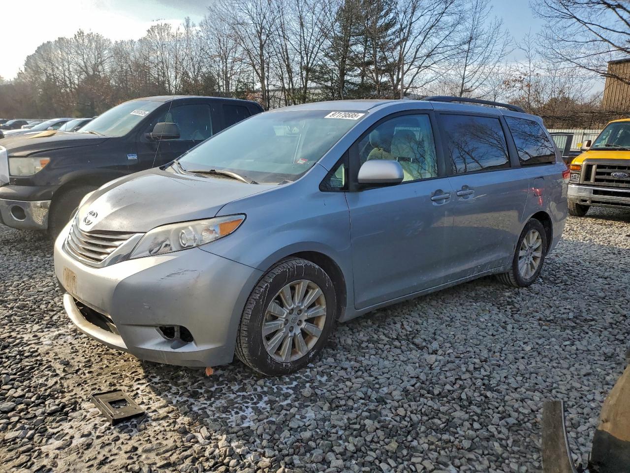 TOYOTA SIENNA LE 2012