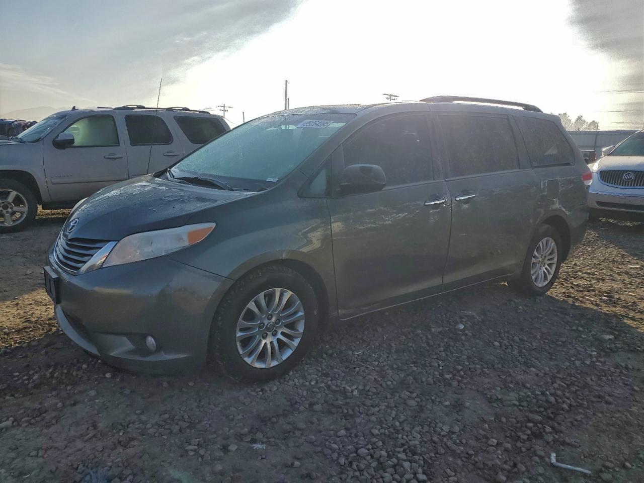 TOYOTA SIENNA XLE 2014