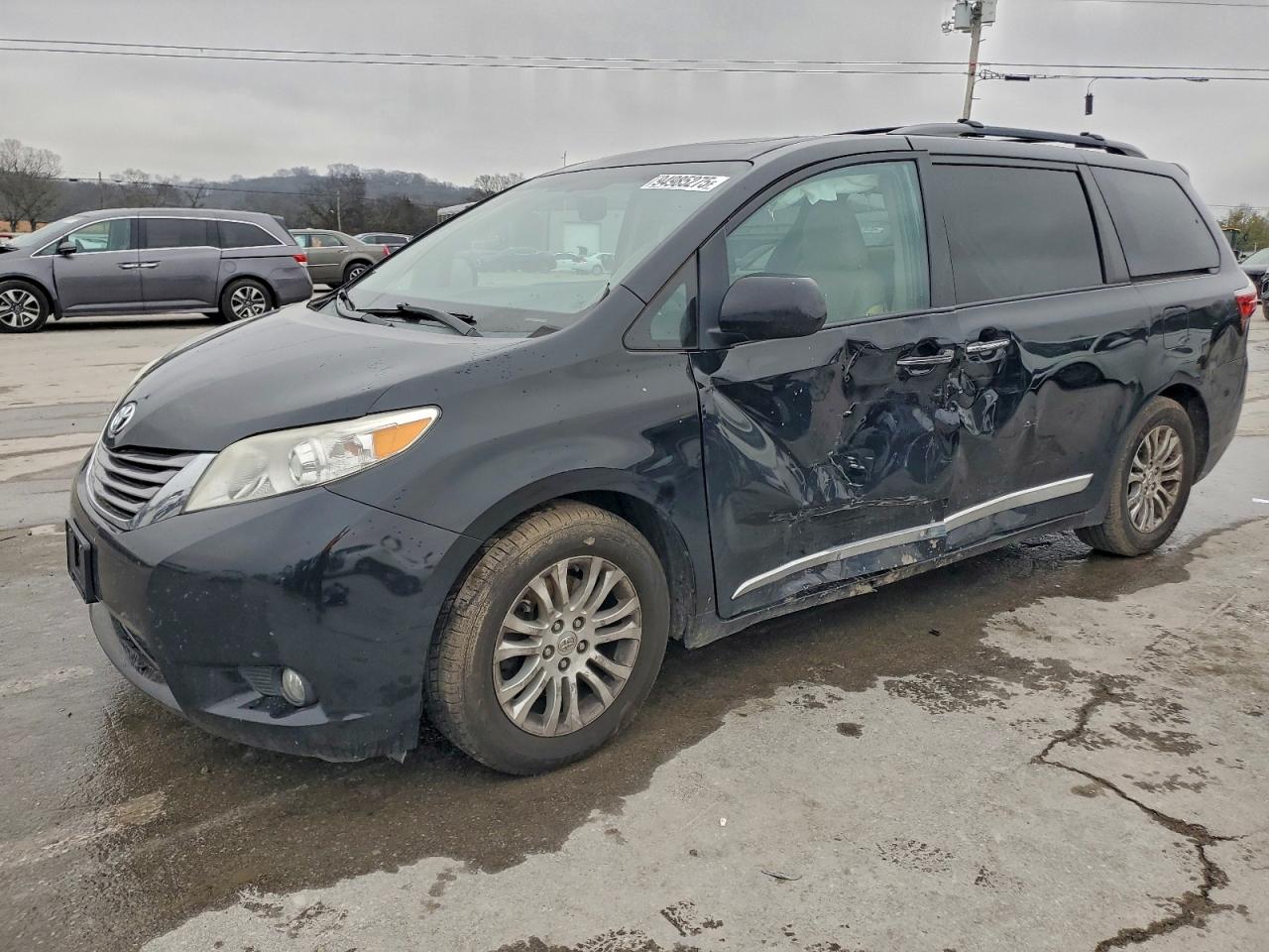 TOYOTA SIENNA XLE 2015