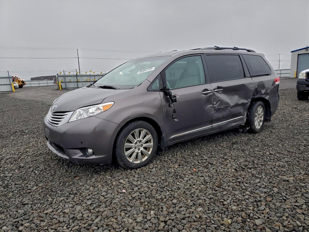 TOYOTA SIENNA XLE 2013