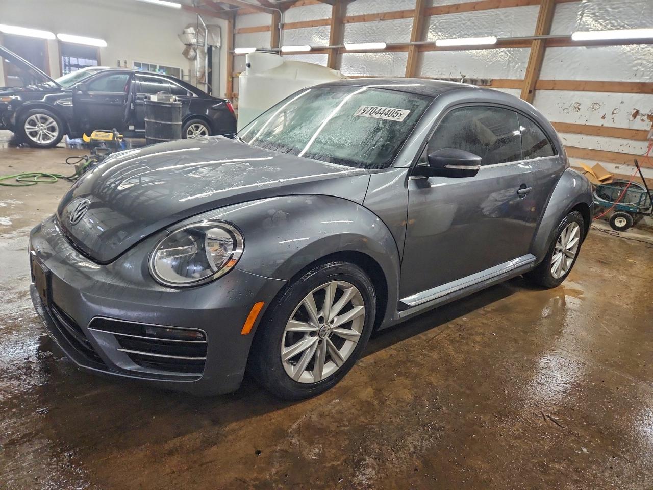VOLKSWAGEN BEETLE SE 2018