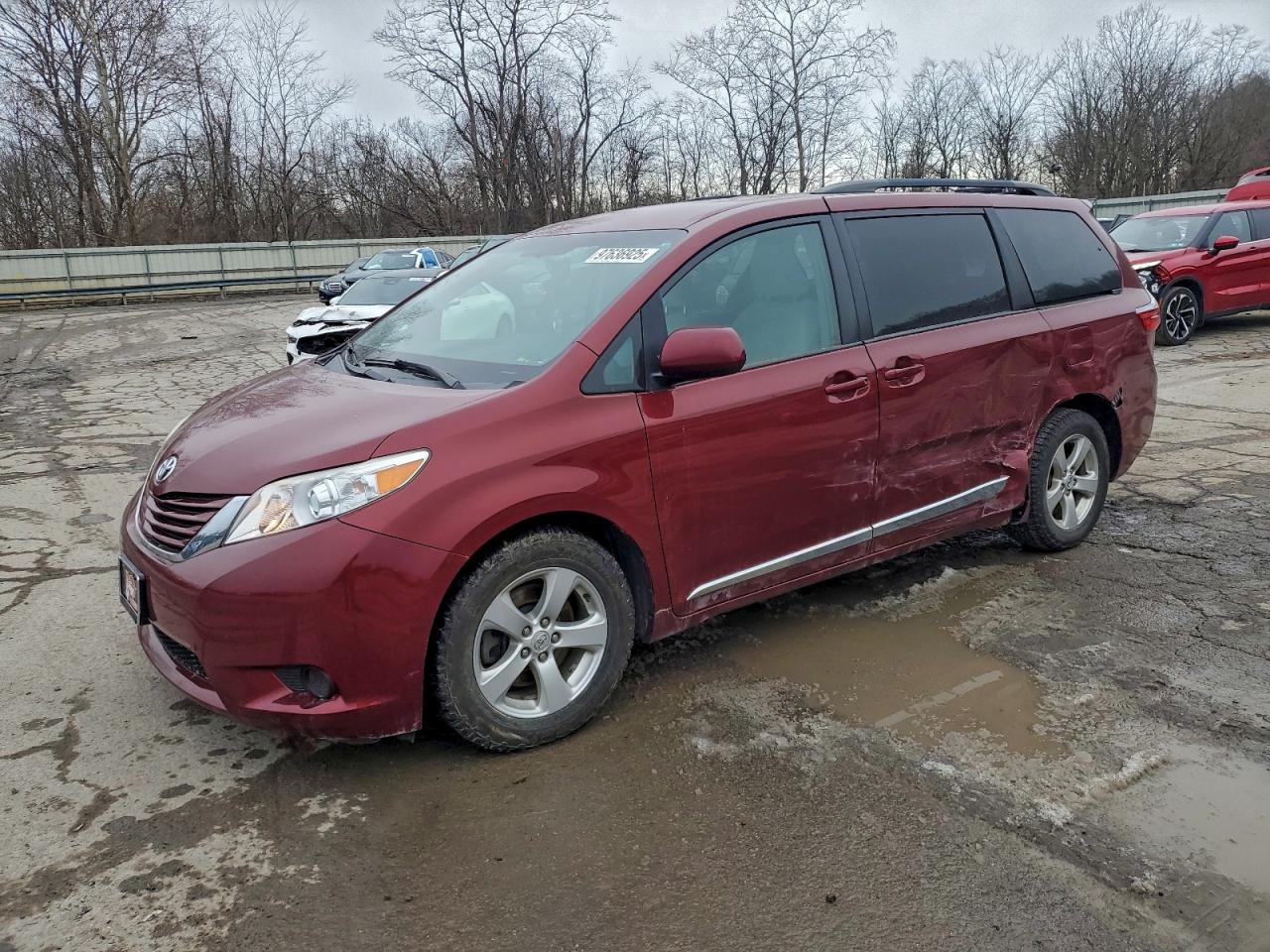 TOYOTA SIENNA LE 2016
