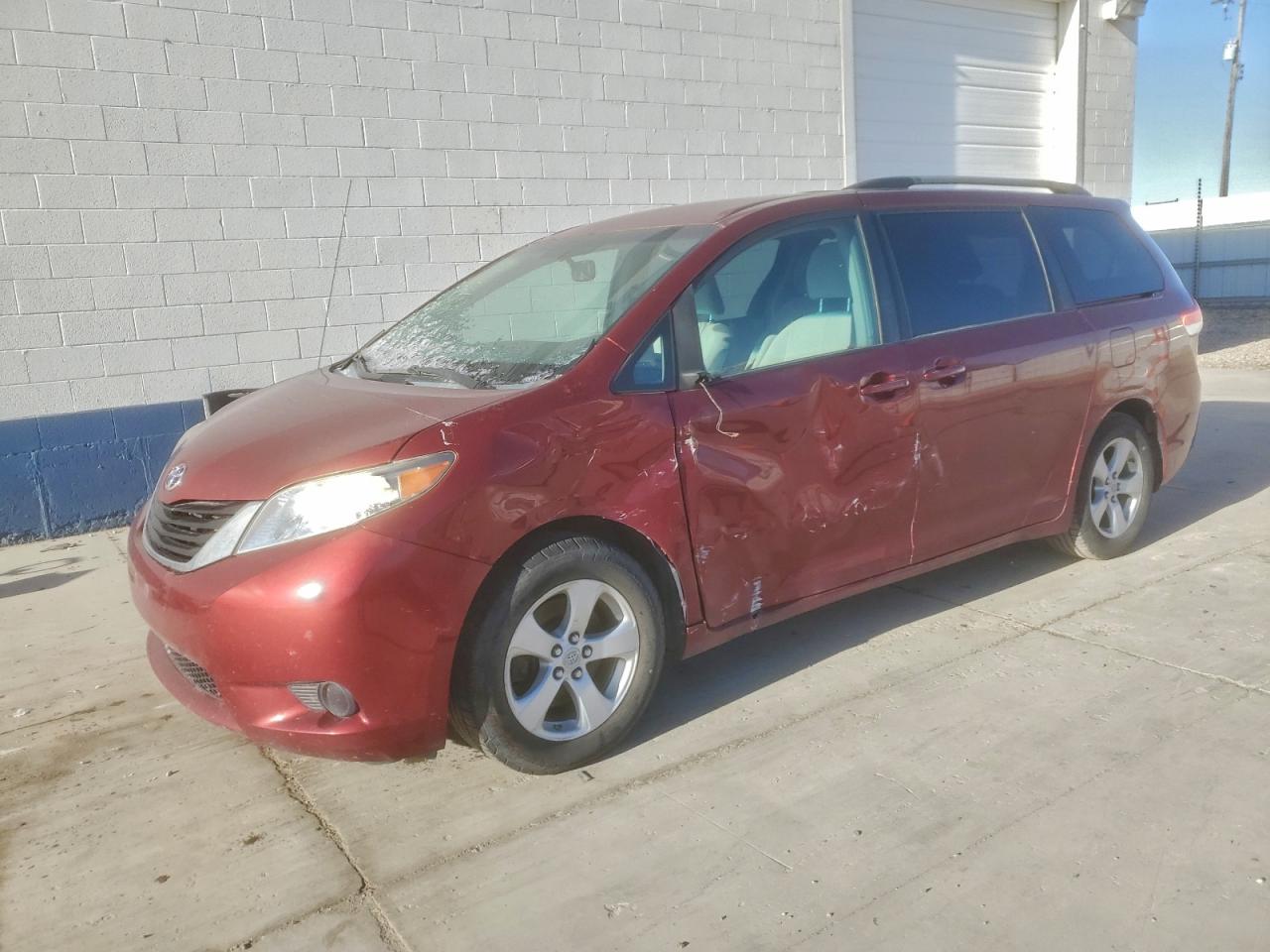 TOYOTA SIENNA LE 2011