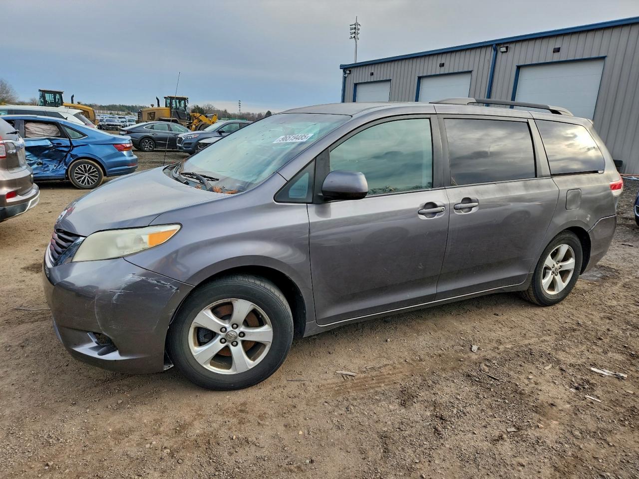 TOYOTA SIENNA LE 2011