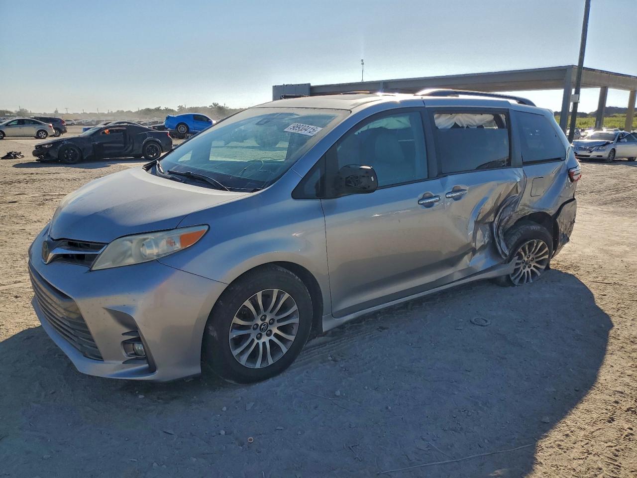 TOYOTA SIENNA XLE 2018