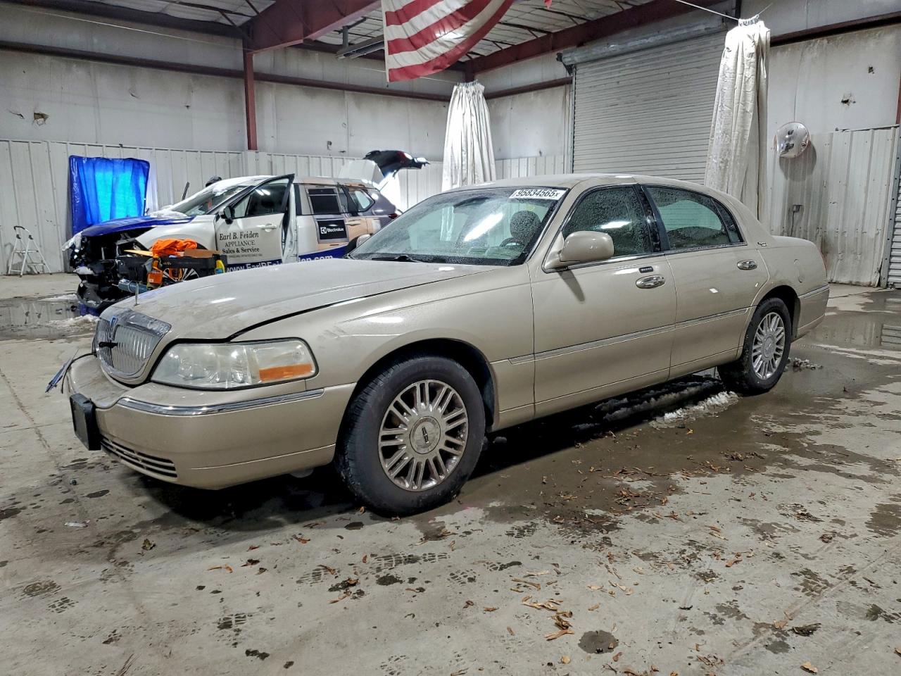 LINCOLN TOWN CAR S 2008