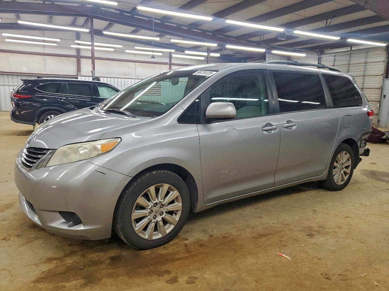 TOYOTA SIENNA LE 2013