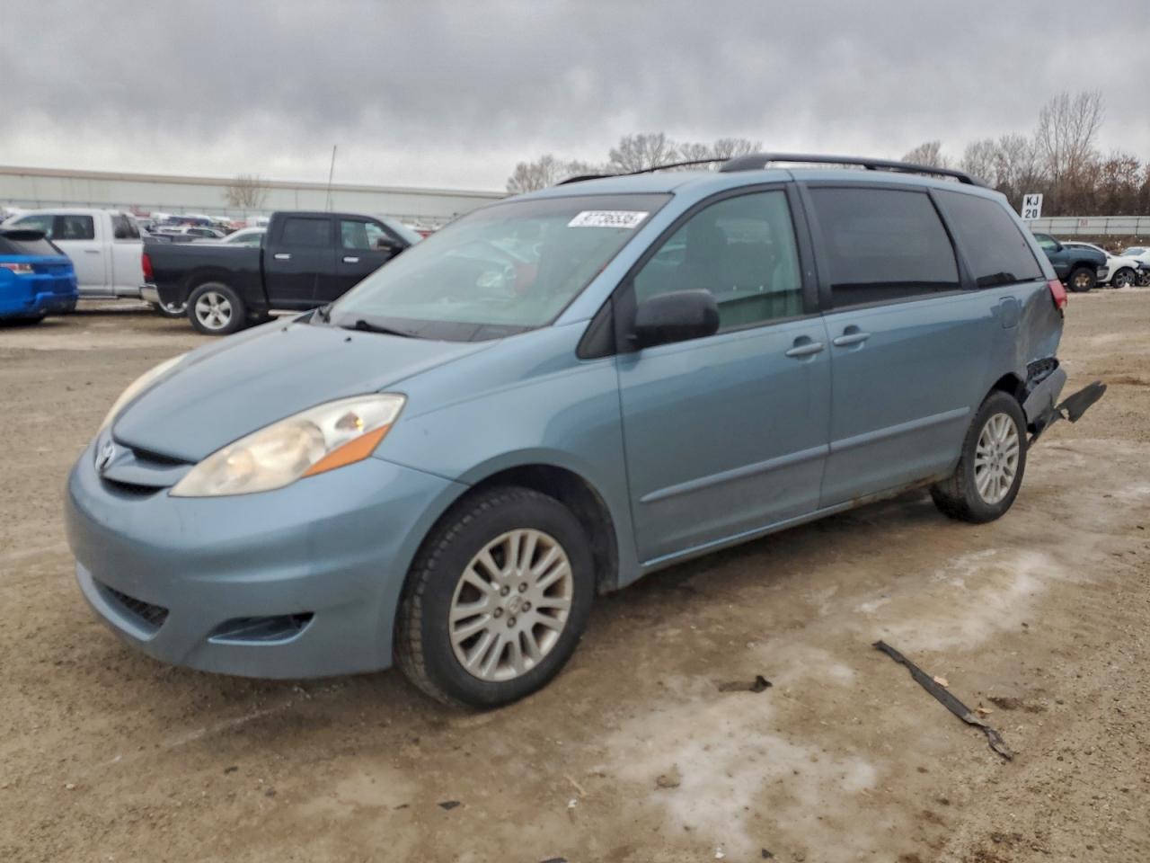 TOYOTA SIENNA LE 2008