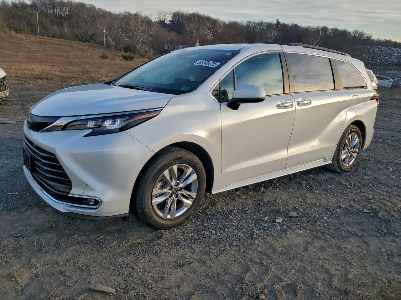 TOYOTA SIENNA XLE 2024