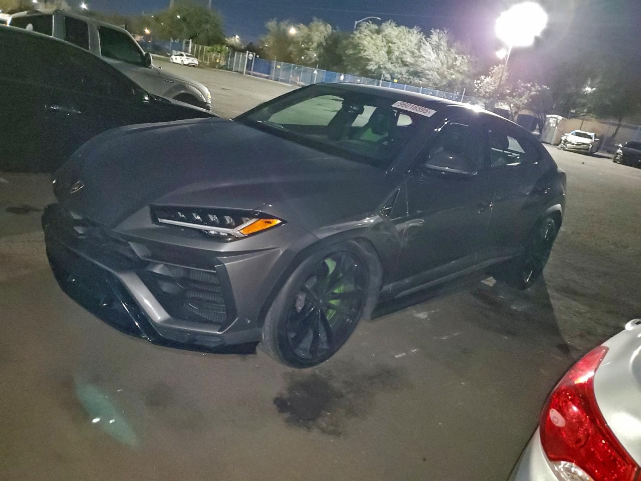 LAMBORGHINI URUS 2021