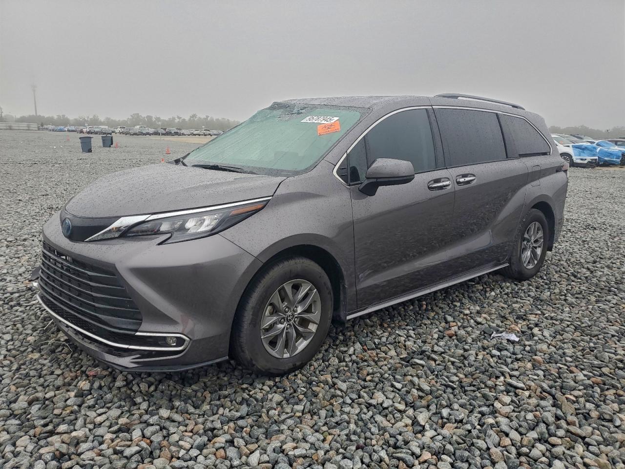 TOYOTA SIENNA XLE 2024