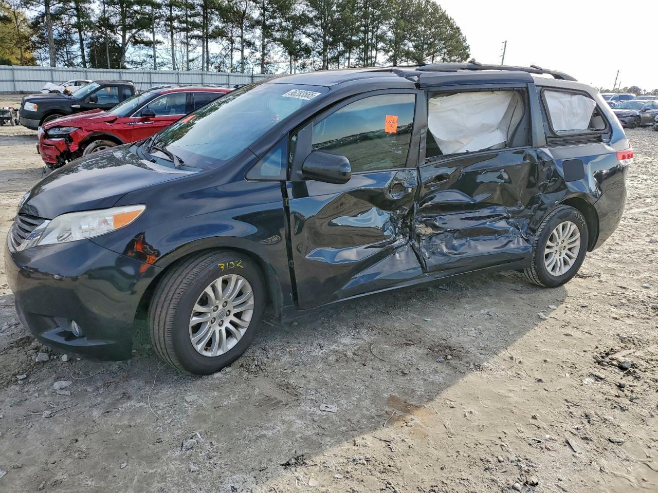 TOYOTA SIENNA XLE 2013