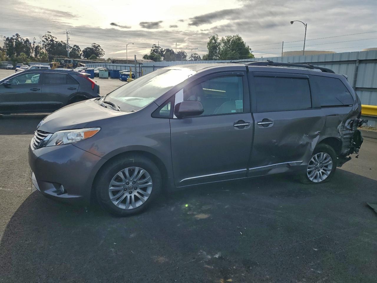 TOYOTA SIENNA 2016