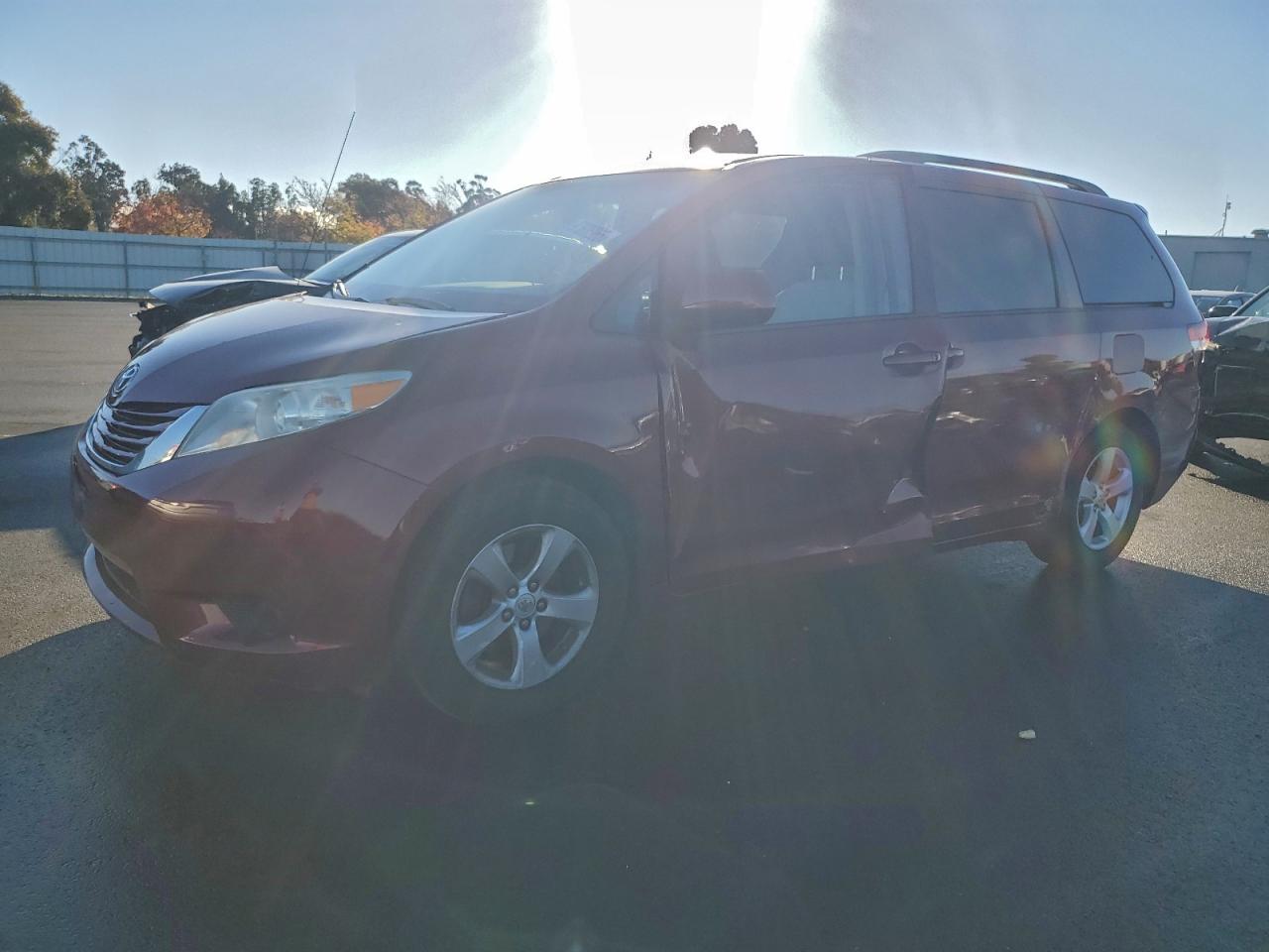TOYOTA SIENNA LE 2013