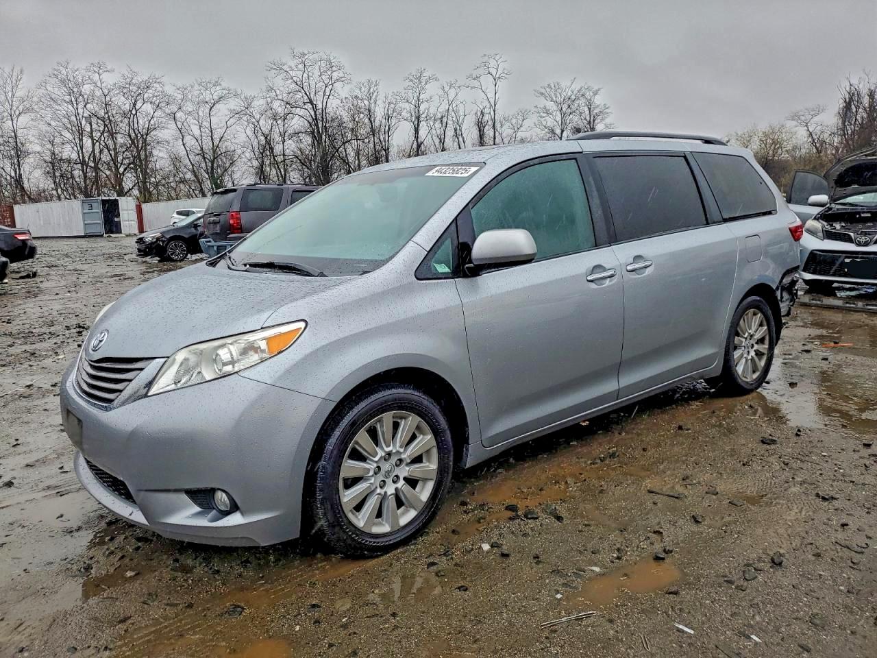 TOYOTA SIENNA XLE 2015