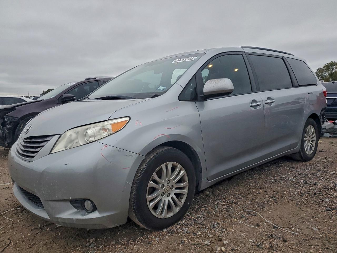 TOYOTA SIENNA XLE 2017