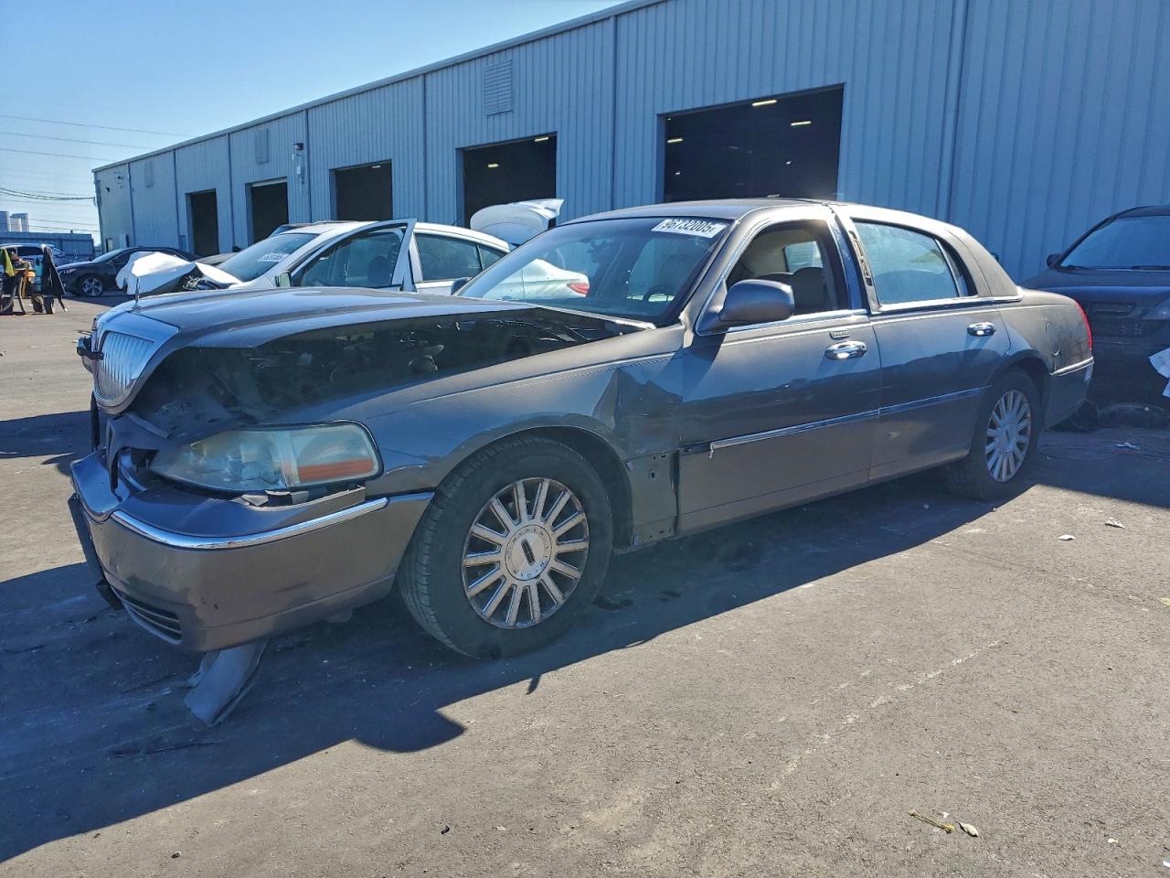 LINCOLN TOWN CAR E 2004