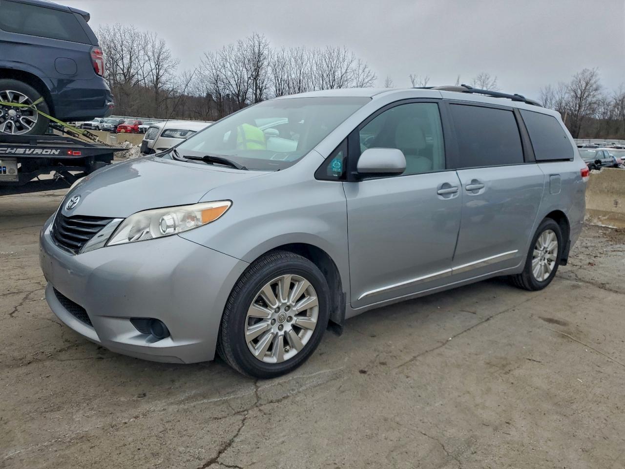 TOYOTA SIENNA LE 2014