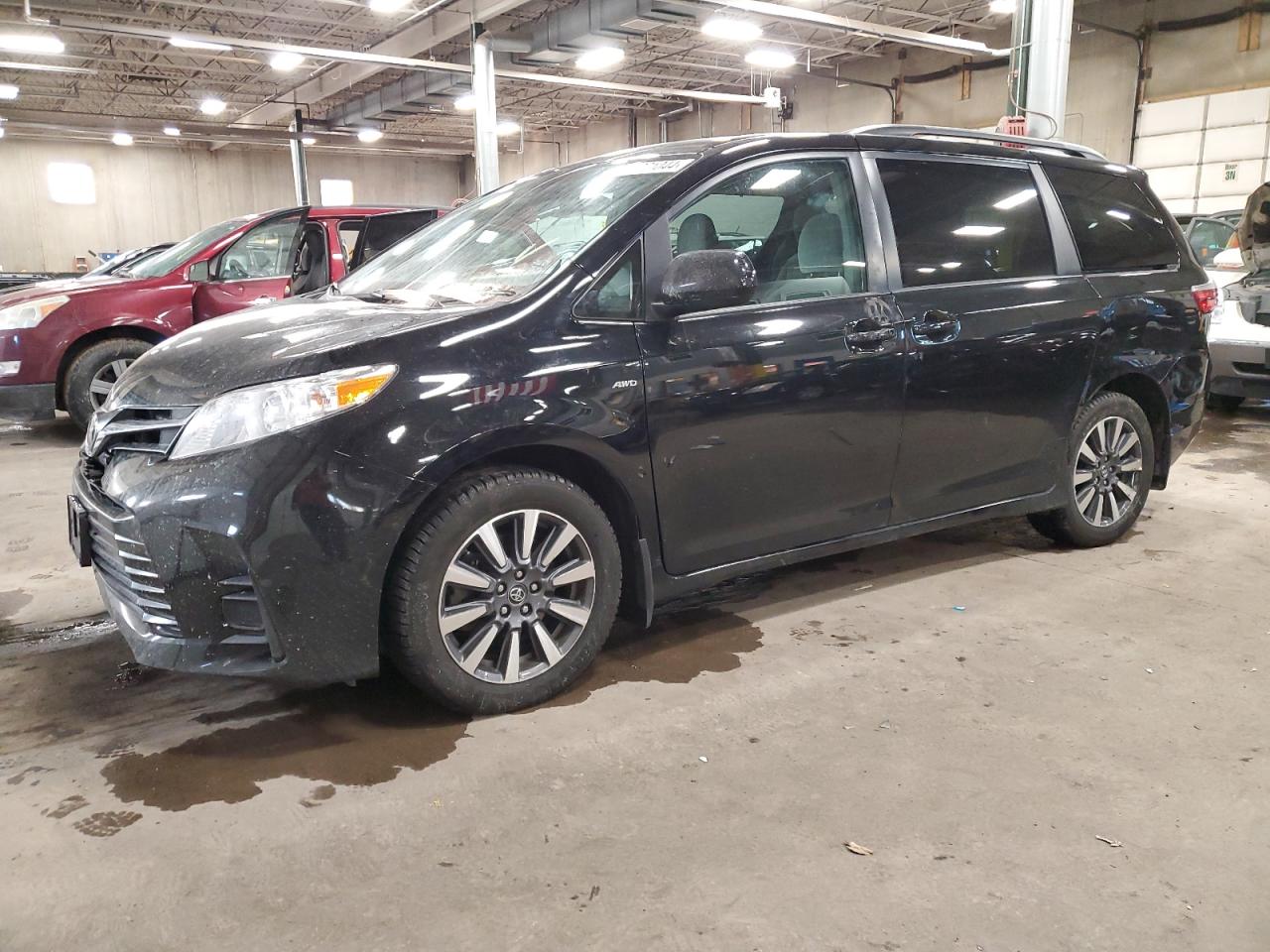 TOYOTA SIENNA LE 2018