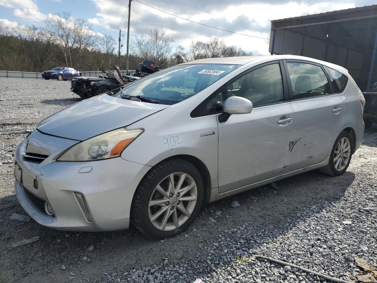 Toyota Prius v 2013