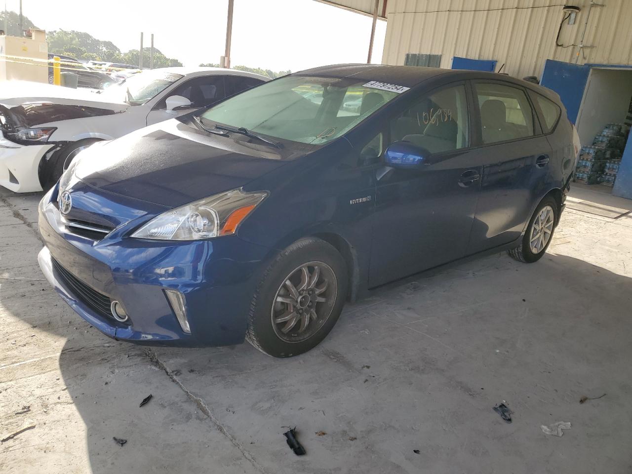 Toyota Prius v 2014