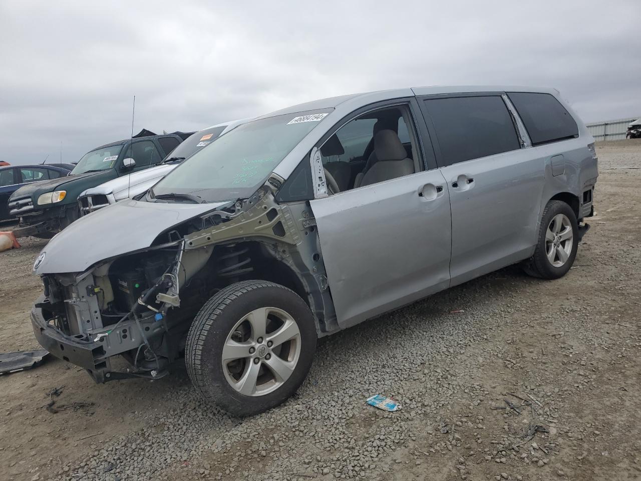 TOYOTA SIENNA LE 2013