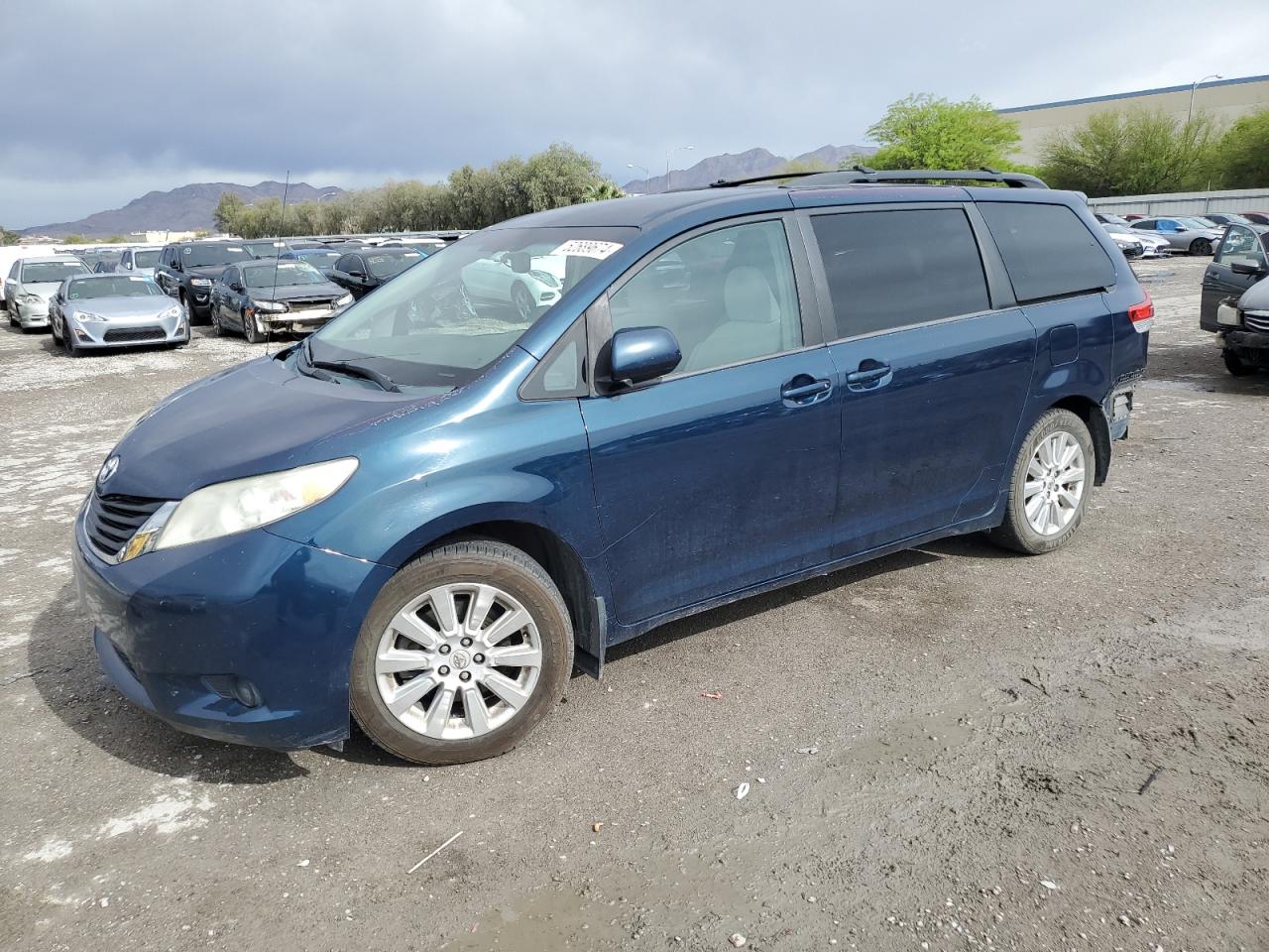 TOYOTA SIENNA LE 2012