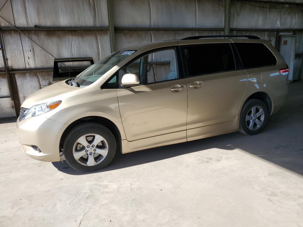 TOYOTA SIENNA LE 2012